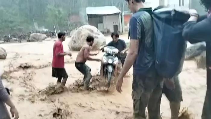TANGGUL JEBOL- Banjir kembali melanda Kabupaten Tapanuli Tengah, Sumatra Utara Rabu (11/2/2026). Kondisi ini diakibatkan intensitas hujan yang tinggi dan membuat air sungai di Kelurahan Hutanabolon, Kecamatan Tukka, meluap