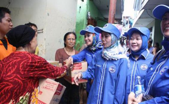 Istri Anggota Fraksi Demokrat Blusukan Bantu Korban Banjir