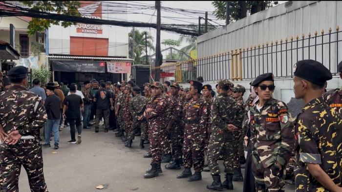 Praperadilan Eks Menag Vs KPK: Sejumlah orang dari Barisan Serba Guna (Banser) tampak ikut mengawal sidang praperadilan eks Menteri Agama Yaqut Cholil Qoumas di Pengadilan Negeri Jakarta Selatan, Selasa (24/2/2026) - Fahmi Ramadhan/Tribunnews.com