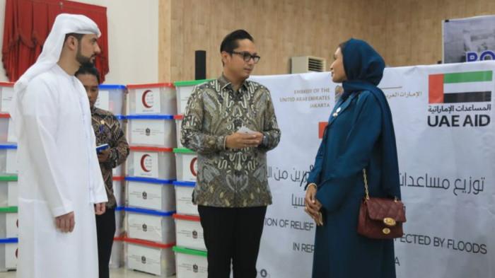 BANTUAN BERAS - Wali Kota Medan, Rico Bayu Tri Putra Waas bersama perwakilan Uni Emirat Arab (UEA) saat menyerahkan bantuan beras di Posko Bantuan Bencana Kota Medan, Gedung PKK, Medan Petisah, Sabtu (13/12/2025).