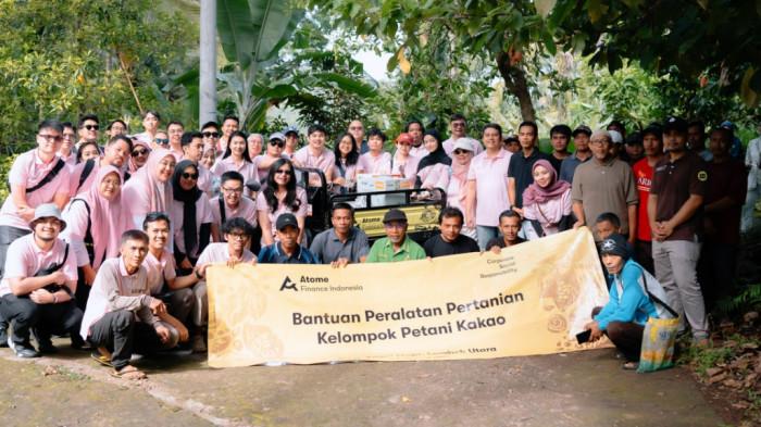 Lewat program CSR, Atome bantu petani beralih ke cara kerja yang lebih modern.