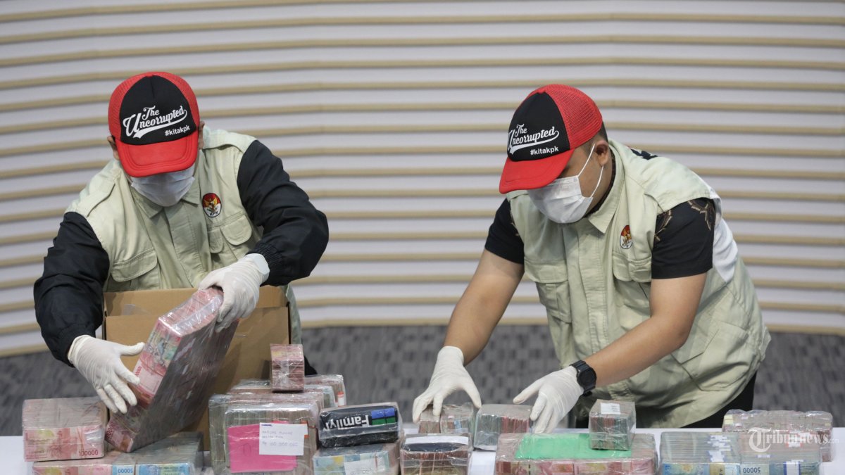 OTT - Petugas menunjukkan barang bukti terkait operasi tangkap tangan (OTT) di Pemerintah Kabupaten Pati saat konferensi pers di Gedung Merah Putih KPK, Jakarta, Selasa (20/1/2026). KPK resmi menetapkan Bupati Pati Sudewo bersama 3 tersangka lainnya serta mengamankan barang bukti sebesar Rp 2,6miliar terkait kasus dugaan pemerasan pengisian jabatan perangkat desa di lingkungan Kabupaten Pati. TRIBUNNEWS/IRWAN RISMAWAN