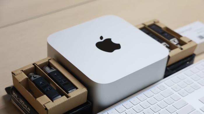 BARANG BUKTI KPK — Barang bukti komputer Apple Macbook lengkap dengan Magic Keyboard dan Magic Mouse yang disita dari aktivis sekaligus Direktur Utama PT Sinkos Multimedia Mandiri, Faizal Assegaf, di Jakarta, Rabu (15/4/2026). Aset ini diamankan penyidik sebagai bagian dari pelacakan aliran dana kasus korupsi suap importasi di lingkungan Direktorat Jenderal Bea dan Cukai.