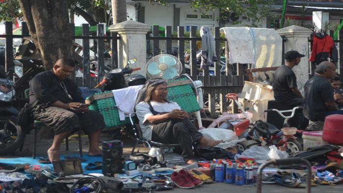 Barang dagang yang dijual lapak di Pasar Klitikan Notoharjo
