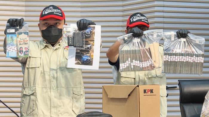 JADI TERSANGKA LAGI - KPK kembali menetapkan Bupati Muara Enim, Edison, sebagai tersangka. Dalam jumpa pers di Gedung KPK, Jakarta, Kamis (11/6/2026), KPK menunjukkan barang bukti.