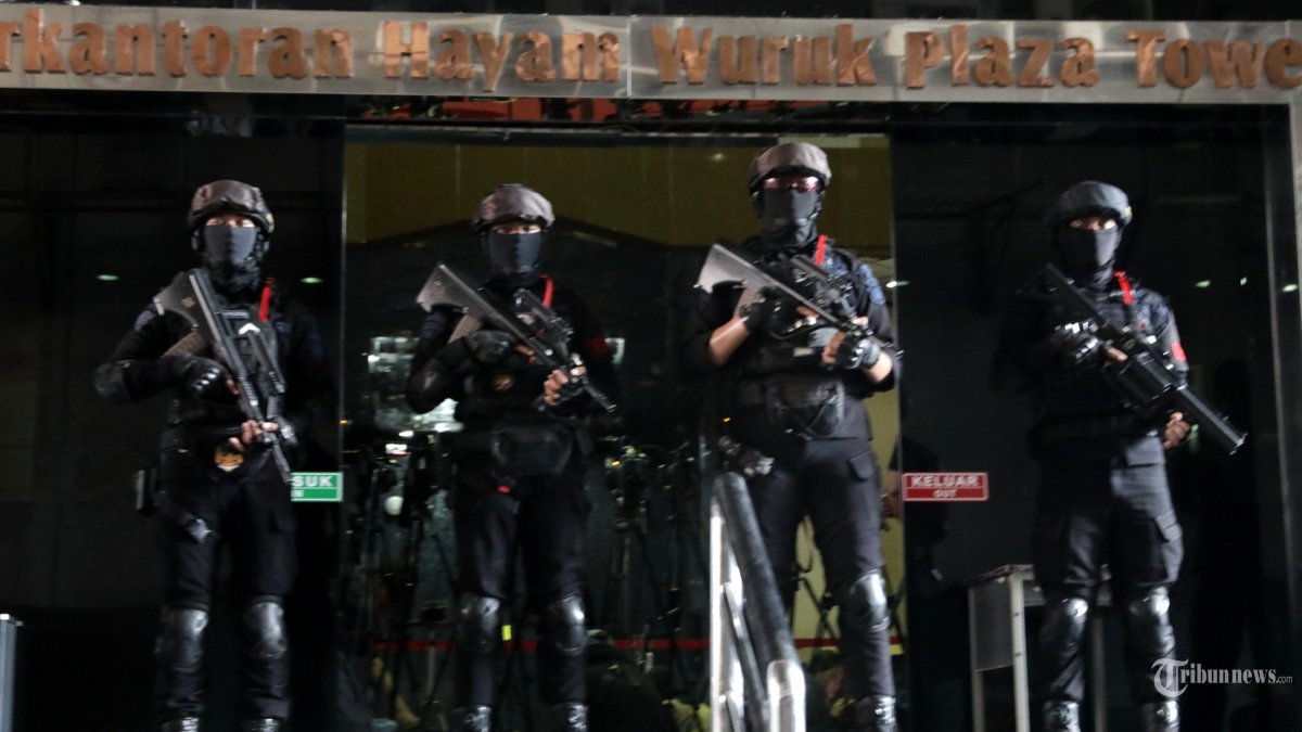 JUDI ONLINE - Anggota Korps Brigade Mobil (Brimob) berjaga saat pengungkapan kasus judi online di Perkantoran Hayam Wuruk Plaza Tower, Jakarta, Sabtu (9/5/2026). Bareskrim Mabes Polri mengungkap praktik aktivitas pengelola?judi online?(judol) jaringan internasional yang dilakukan secara terorganisir dengan mengamankan 321 WNA dari sejumlah negara dan menemukan 75 domain dan website yang diduga digunakan sebagai sarana perjudian online. TRIBUNNEWS/IRWAN RISMAWAN