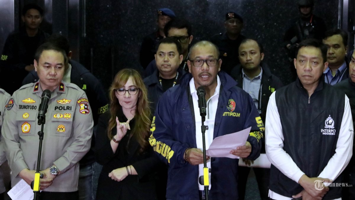 JUDI ONLINE - Kepala Biro Penerangan Masyarakat (Karopenmas) Divisi Humas Polri Brigjen Pol Trunoyudo Wisnu Andiko (kiri) bersama Direktur Tindak Pidana Umum (Dirtipidum) Bareskrim Polri Brigjen Pol Wira Satya Triputra (tengah) dan Sekretaris NCB-Interpol Indonesia Brigjen Pol Untung Widyatmoko (kanan) memberikan keterangan pers terkait pengungkapan kasus judi online di Perkantoran Hayam Wuruk Plaza Tower, Jakarta, Sabtu (9/5/2026). Bareskrim Mabes Polri mengungkap praktik aktivitas pengelola?judi online?(judol) jaringan internasional yang dilakukan secara terorganisir dengan mengamankan 321 WNA dari sejumlah negara dan menemukan 75 domain dan website yang diduga digunakan sebagai sarana perjudian online. TRIBUNNEWS/IRWAN RISMAWAN