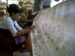 Ratusan Siswa Membatik Massal di Kain Sepanjang 20 Meter
