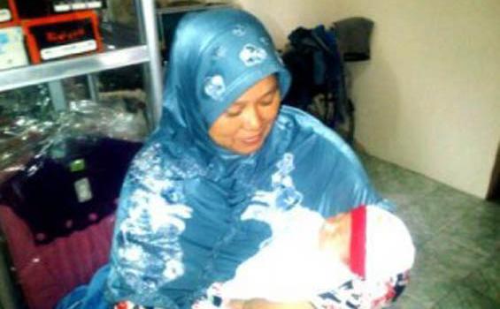 Erni Temukan Bayi di Depan Rumah