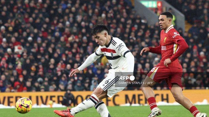 Bek Manchester United asal Argentina #06 Lisandro Martinez melepaskan tembakan untuk mencetak gol pembuka dalam pertandingan sepak bola Liga Primer Inggris antara Liverpool dan Manchester United di Anfield, Liverpool, Inggris barat laut pada tanggal 5 Januari 2025. (Foto oleh Darren Staples / AFP)