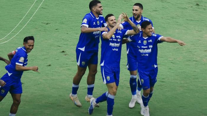 SELEBRASI - Bek Persib Bandung, Patricio Matricardi (dua dari kanan) melakukan selebrasi bersama rekan satu tim setelah membawa Persib Bandung unggul cepat atas PSIM Yogyakarta pada pertandingan pekan ke-31 Super League di Stadion Bandung Lautan Api (GBLA), Senin (4/5/2026) sore WIB.