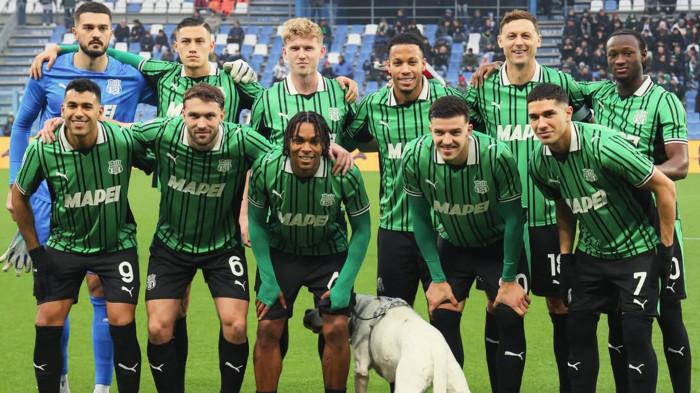 Bek Sassuolo, Tarik Muharemovic (kedua kanan, bawah) diminati Inter Milan untuk jendela transfer musim dingin Januari 2026. Ia dianggap pilihan yang tepat untuk gantikan Stefan De Vrij.