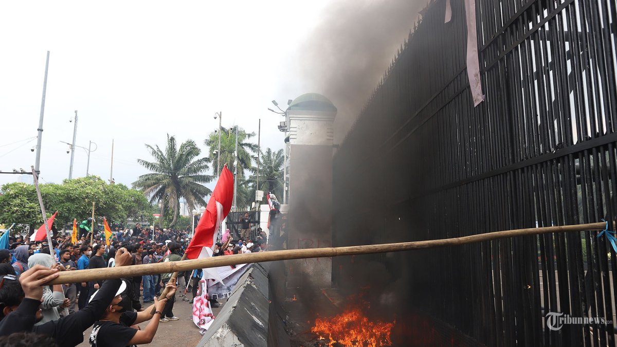 AKSI UNJUK RASA - Aksi unjuk rasa di depan Gedung DPR, Jakarta Selatan, Kamis (28/8/2025). Demo tersebut berakhir ricuh, Masa nampak melempari petugas yang berjaga menggunakan bambu hingga batu serta merusak merusak sejumlah fasilitas yang ada dilokasi. Tribunnews/Jeprima