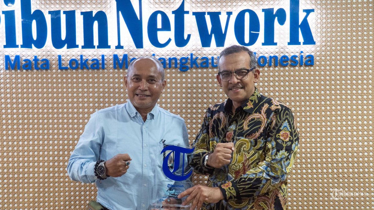 SITUASI DI UKRAINA - Duta Besar Luar Biasa Berkuasa Penuh (LBBP) RI untuk Ukraina Arief Muhammad Basalamah (kanan) menerima cinderamata yang diserahkan langsung oleh Direktur Pemberitaan Tribun Network Febby Mahendra Putra (kiri) seusai wawancara khusus di Studio Tribunnews, Jakarta, Selasa (2/12/2025). Arief menjelaskan kondisi terkini di Kyiv yang masih dirundung peperangan dengan Rusia maupun nasib Warga Negara Indonesia (WNI) yang masih menetap di sana. TRIBUNNEWS/IMANUEL NICOLAS MANAFE