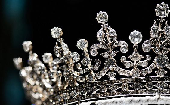 Sekitar 10.000 Berlian Dipamerkan di Istana Buckingham