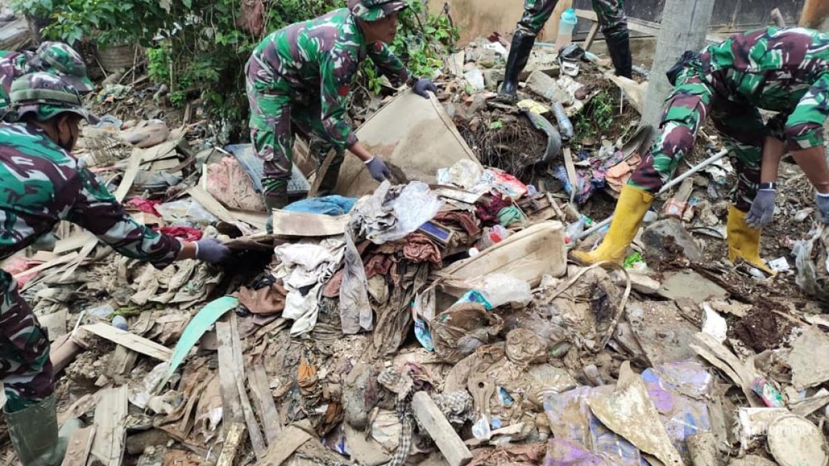 SEBULAN PASCABENCANA - Ratusan prajurit TNI dari Yonif 115, terus melaksanakan kegiatan pembersihan area Pasar Kuala Simpang, Kabupaten Aceh Tamiang, Sabtu (27/12/2025). Kegiatan ini bertujuan untuk mempercepat normalisasi aktivitas perdagangan serta menggerakkan kembali roda perekonomian masyarakat yang sempat terhenti akibat banjir. (Puspen TNI/tribunnews/HO)