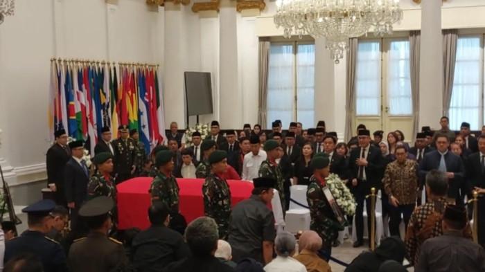 AGUS WIDJOJO WAFAT - Keluarga Duta Besar Luar Biasa dan Berkuasa Penuh (LBBP) Indonesia untuk Filipina merangkap Kepulauan Marshall dan Republik Palau, Letnan Jenderal TNI (Purn) Agus Widjojo menyerahkan mendiang ke negara. Mendiang akan dimakamkan secara militer di Taman Makam Pahlawan (TMP) Kalibata, Jakarta Selatan siang. (Tribunnews.com/Reynas Abdila)