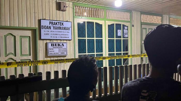 PENIKAMAN - Insiden dugaan penikaman terhadap seorang bidan dan anaknya menggegerkan warga Gang Antasari II RT 06, Jalan Kelayan A, Banjarmasin Selatan, Senin (20/10/2025) sekitar pukul 08.00 Wita. Tampak di lokasi diberi garis polisi dan petugas tengah melakukan Olah TKP.