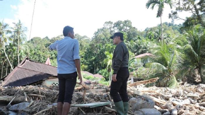 TINJAU LOKASI - Wakil Menteri Dalam Negeri (Wamendagri) Bima Arya Sugiarto saat meninjau dampak bencana banjir di Kabupaten Solok, Sumatera Barat (Sumbar), Senin (1/12/2025).