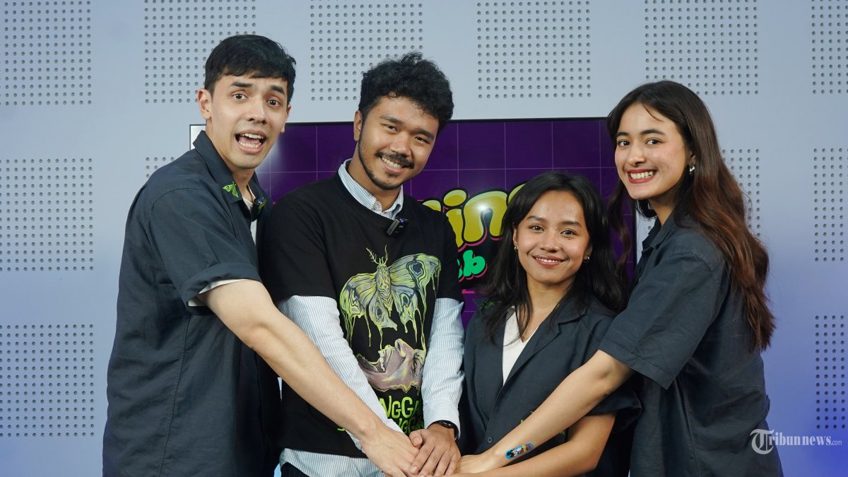 TINGGAL MENINGGAL - Dari kiri ke kanan: Pemain Film Tinggal Meninggal Mario Caesar, Sutradara Film Tinggal Meninggal Kristo Immanuel, Pemain Film Tinggal Meninggal Nada Novia, dan Pemain Film Tinggal Meninggal Mawar De Jongh melakukan sesi foto bersama usai wawancara khusus di Studio Tribun Network, Jalan Palmerah Selatan, Jakarta Pusat, Kamis (10/7/2025). 