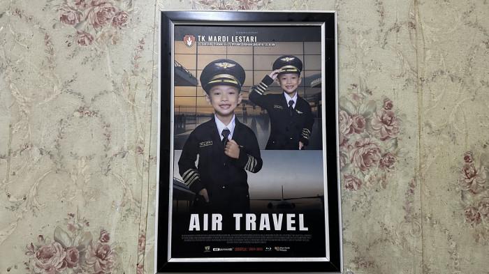 BOCAH HILANG - Bingkai foto mendiang Alvaro Kiano Nugroho (6) masih terpajang di dinding rumah duka, Gang Al Muflihun I, Pesanggrahan, Jakarta Selatan, Senin (24/11/2025). Ia menjadi korban pembunuhan ayah tiri.