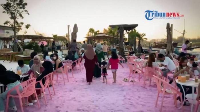 Pasangan bisa quality time di Bluefire Beach Club Batam dengan pasir pink eksotis dan pemandangan sunset yang instagramable