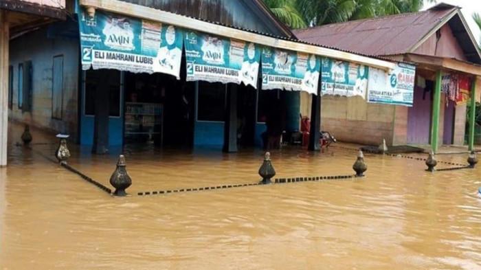 BANJIR DI SUMUT - Banjir melanda Kabupaten Mandailing Natal, Provinsi Sumatra Utara, Sabtu (22/11/2025).