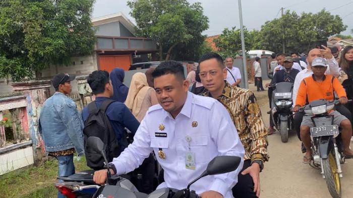 BOBBY NAIK MOTOR - Momen Gubernur Sumatera Utara Bobby Nasution kendarai motor matic saat menyusuri kemacetan di Cilebar, Karawang, Jawa Barat, Rabu (7/1/2026). (Igman Ibrahim)