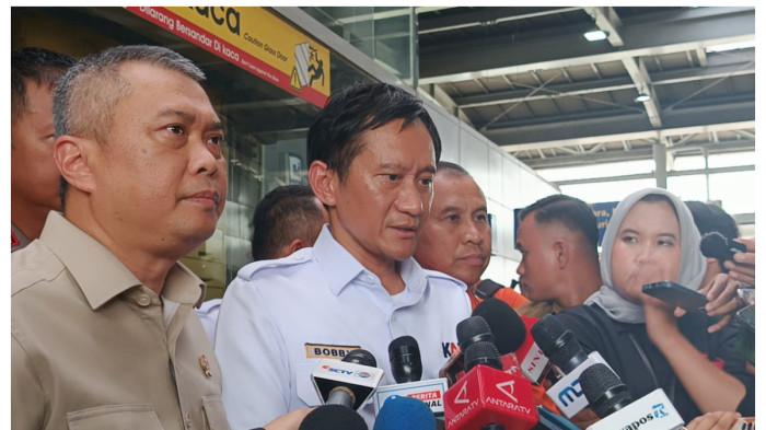 PEMBERSIHAN BANGKAI KERETA - Kepala Basarnas Mohammad Syafii, Direktur Utama KAI Bobby Rasyidin dan Menteri Perhubungan, Dudy Purwagandhi terkait proses pembersihan bangkai kereta akibat kecelakaan KRL Commuter Line dan KA Argo Bromo Anggrek di Stasiun Bekasi Timur, Selasa (28/4/2026). 