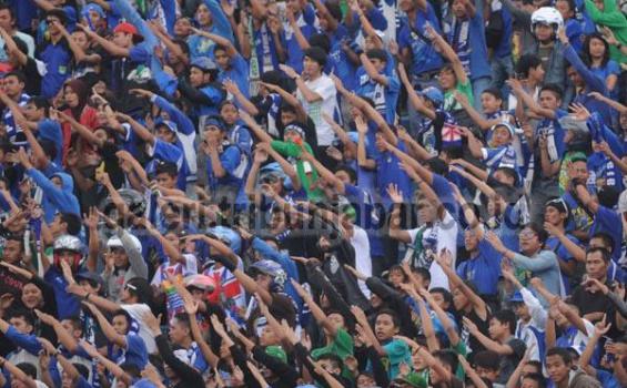Penonton Merangsek ke Lapangan, Puluhan Bobotoh Pingsan