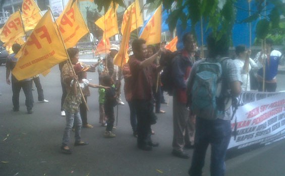 Bocah pun Ikut Demo di Hari Kartini