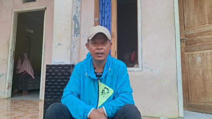 SATU PERIODE PRABOWO-GIBRAN - Kholik, Ketua RT 002, RW 009, Desa Bojong Koneng, Kecamatan Babakan Madang, Kabupaten Bogor, saat ditemui Selasa (14/10/2025). Kholik mengatakan, pengamanan di Desa Bojong Koneng semakin ketat sejak Prabowo Subianto menjabat sebagai Presiden RI.