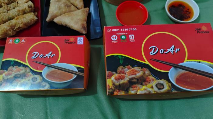 Boks DoAr Dimsum. Produk DoAr Disum ini dijual seharga Rp25 ribu untuk isi 5 pieces, dan Rp35 ribu untuk isi 10 pieces. Sedangkan varian frozen food isi 10 butir dijual seharga Rp40.000 (sudah termasuk saus cabai khas).