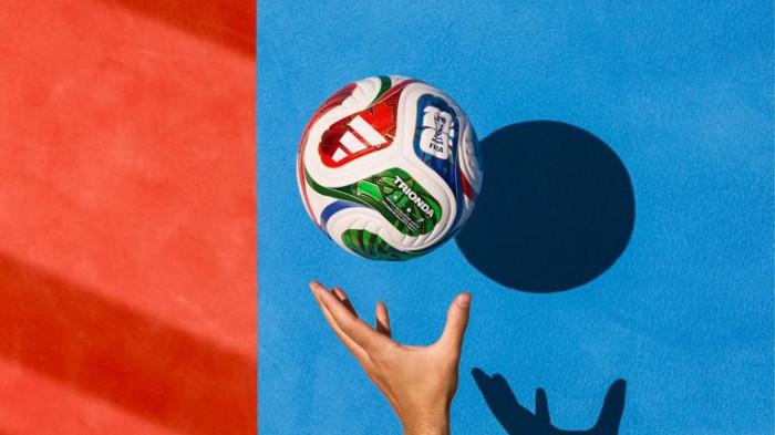 BOLA PIALA DUNIA - FIFA baru saja meluncurkan bola resmi yang akan digunakan di Piala Dunia 2026, dengan nama Trionda. Bola ini bukan sekadar alat pertandingan, tetapi juga simbol persatuan tiga negara tuan rumah: Kanada, Meksiko, dan Amerika Serikat.