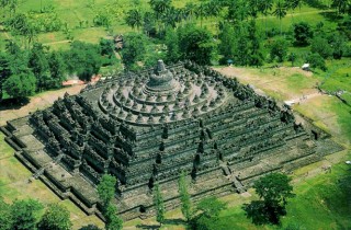 Peringatan Waisak: Sepuluh Ribu Warga Padati Borobudur di Baksos Walubi