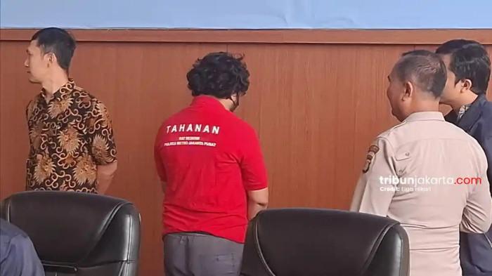 TERSANGKA KEBAKARAN - Direktur Utama (Dirut) PT Terra Drone Indonesia, Michael Wishnu Wardana (MWW), saat dihadirkan sebagai tersangka kasus kebakaran dalam konferensi pers di Polres Metro Jakarta Pusat, Jumat (12/12/2025).