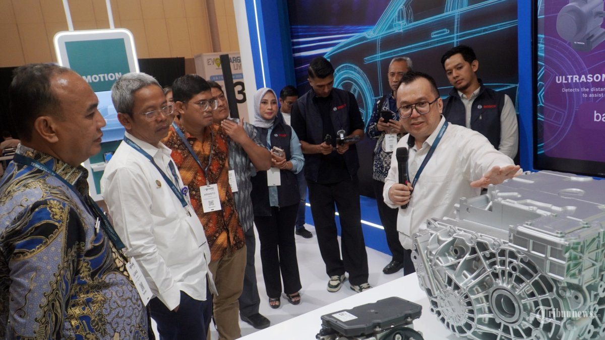 MOBILITAS CERDAS - Senior Sales Manager Power Solutions Bosch Indonesia Reynold Rumambi (tengah), menjelaskan inovasi terbaru Bosch di sektor mobilitas kepada pengunjung ajang Mobility Live Indonesia 2025 di Jakarta, Kamis (6/11/2025). Kehadiran Bosch dalam pameran ini menjadi wujud komitmen perusahaan dalam mendukung transformasi mobilitas di Indonesia melalui empat pilar utama, yaitu ADAS, Energi, Motion, dan Layanan. Bosch menilai Indonesia tengah berada pada momentum penting menuju evolusi mobilitas cerdas yang lebih aman, efisien, dan berkelanjutan. Warta Kota/Yulianto