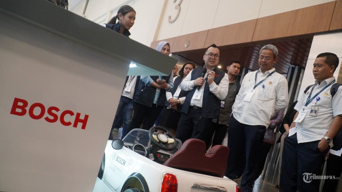 MOBILITAS CERDAS - Senior Sales Manager Power Solutions Bosch Indonesia Reynold Rumambi (tengah), menjelaskan inovasi terbaru Bosch di sektor mobilitas kepada pengunjung ajang Mobility Live Indonesia 2025 di Jakarta, Kamis (6/11/2025). Kehadiran Bosch dalam pameran ini menjadi wujud komitmen perusahaan dalam mendukung transformasi mobilitas di Indonesia melalui empat pilar utama, yaitu ADAS, Energi, Motion, dan Layanan. Bosch menilai Indonesia tengah berada pada momentum penting menuju evolusi mobilitas cerdas yang lebih aman, efisien, dan berkelanjutan. Warta Kota/Yulianto