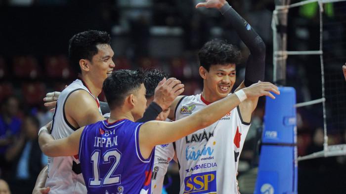 PROLIGA 2026 - Pevoli putra LavAni, Boy Arnes (kanan) berpelukan setelah mendapatkan poin saat menghadapi tim voli Jakarta Garuda Jaya dalam pertandingan final four seri kedua Proliga 2026 di Gor Sritex Arena, Solo, Sabtu (11/4/2026). TRIBUNNEWS/Muhammad Nursina