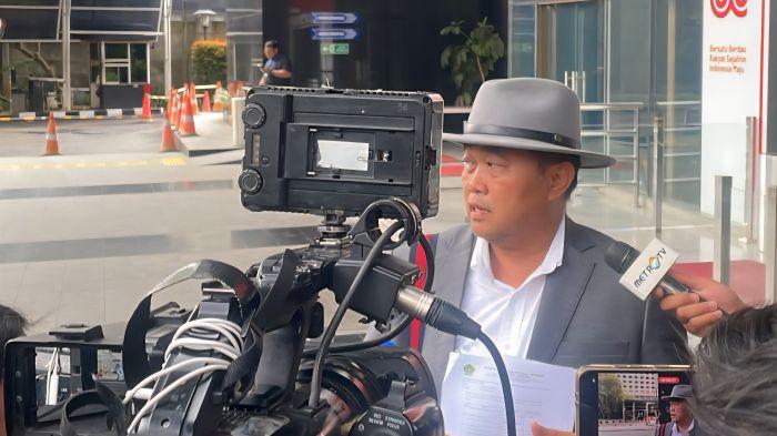 Sambangi KPK, Boyamin Serahkan Bukti Foto Istri Pejabat Berangkat Haji Furoda Pakai Fasilitas Negara - TribunNews.com