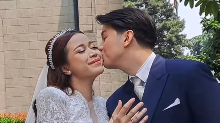PERNIKAHAN JODIE ALDEN - Jonathan Alden mencium Brisia Jodie usai keduanya resmi menyandang status suami istri. Mereka menikah di Gereja Katedral Jakarta Pusat, Rabu (3/12/2025).