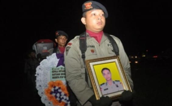 Jenazah Bripda Eko Disambut Haru