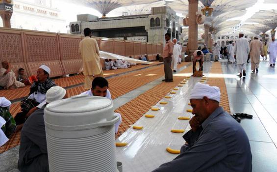Pesedekah Rebutan Masjid di Madinah dan Makkah