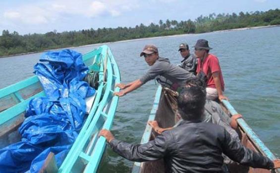 Buaya Mendekati Perahu di Sungai Mangkaulu