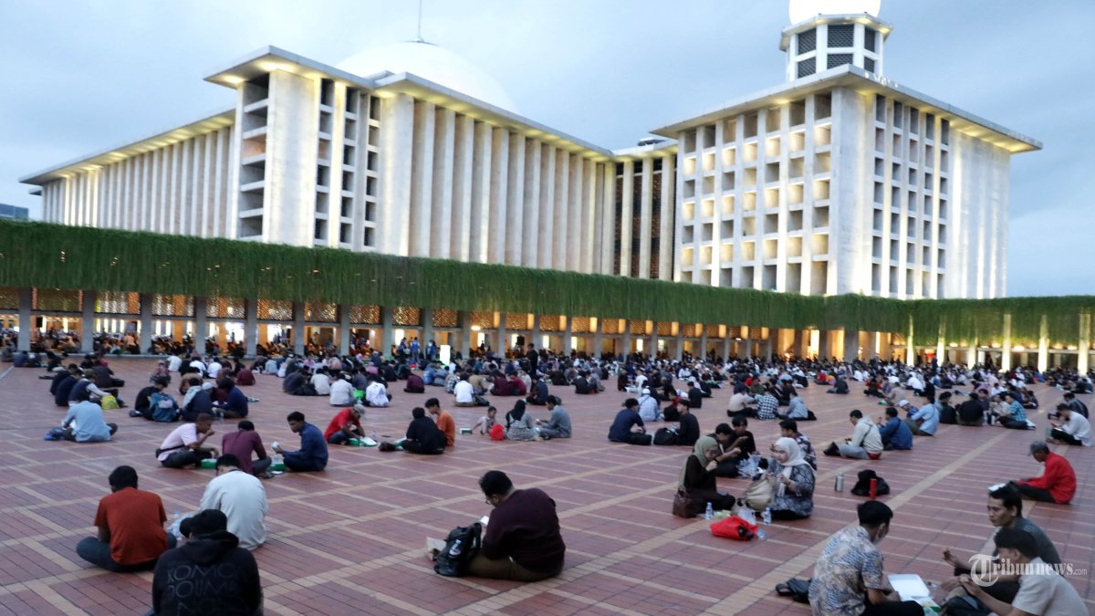 BUKA PUASA - Umat muslim mengikuti buka puasa bersama yang disediakan Masjid Istiqlal di Jakarta, Jumat (20/2/2026). Selama bulan Ramadan 1447 Hijriah, Masjid Istiqlal menyediakan sebanyak 4.000 hingga 5.000 paket nasi kotak pada hari Senin hingga Kamis sementara Jumat, Sabtu, Minggu disediakan antara 7.000 sampai 10.000 paket nasi kotak sebagai menu untuk buka puasa gratis. TRIBUNNEWS/IRWAN RISMAWAN