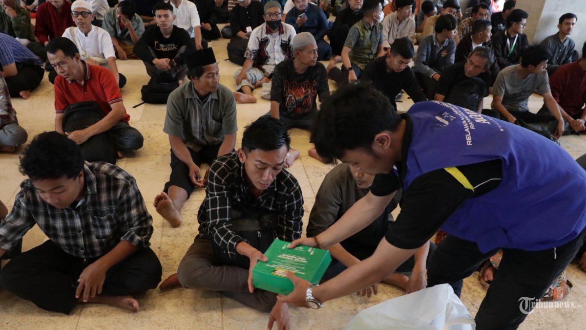 BUKA PUASA - Petugas membagikan takjil kepada warga yang mengikuti buka puasa bersama yang disediakan Masjid Istiqlal di Jakarta, Jumat (20/2/2026). Selama bulan Ramadan 1447 Hijriah, Masjid Istiqlal menyediakan sebanyak 4.000 hingga 5.000 paket nasi kotak pada hari Senin hingga Kamis sementara Jumat, Sabtu, Minggu disediakan antara 7.000 sampai 10.000 paket nasi kotak sebagai menu untuk buka puasa gratis. TRIBUNNEWS/IRWAN RISMAWAN