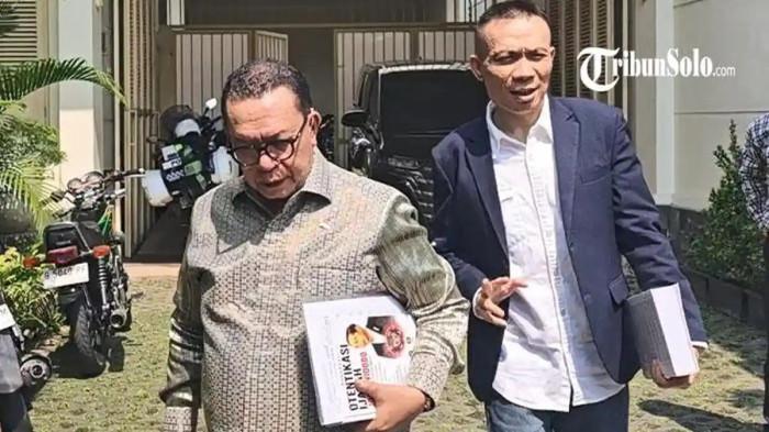 Jokowi Tanda Tangani Buku Karya Rismon Sianipar yang Berisi Bukti ...