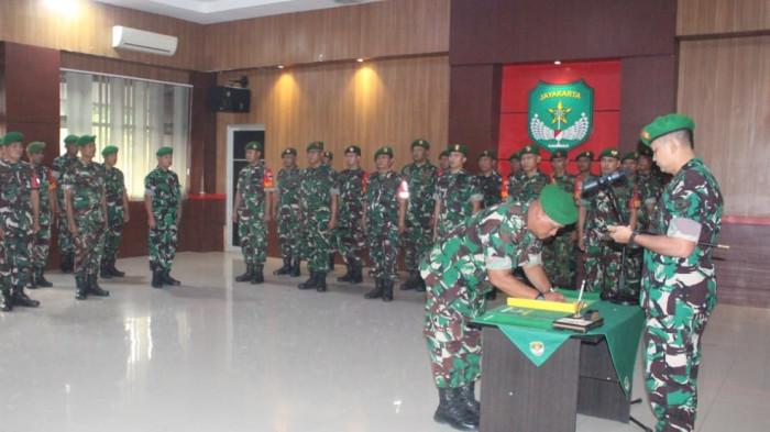 KASUS ES GABUG- Buntut kasus tudingan es gabus kepada penjual es hunkue Suderajat, Babinsa Koramil 07/Kemayoran Serda Heri dijatuhi hukuman disiplin berat dari satuannya.