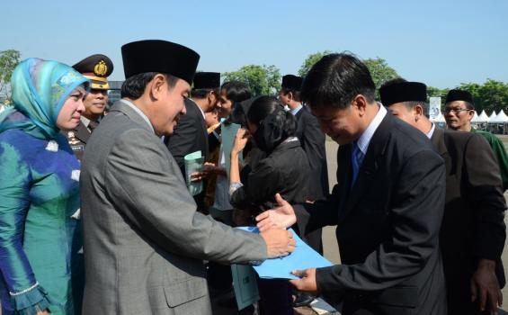 E-KTP Terbaik, Bupati Karawang Bagi-bagi Motor ke Kecamatan