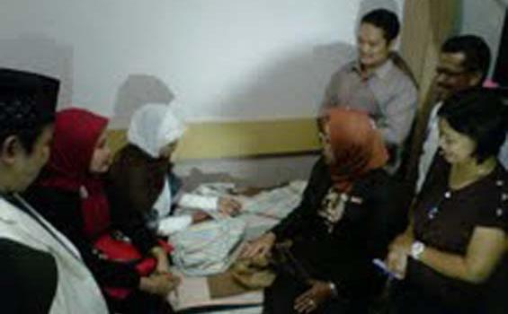 Supiyati Kepanasan Saat Paku Muncul di Tubuhnya